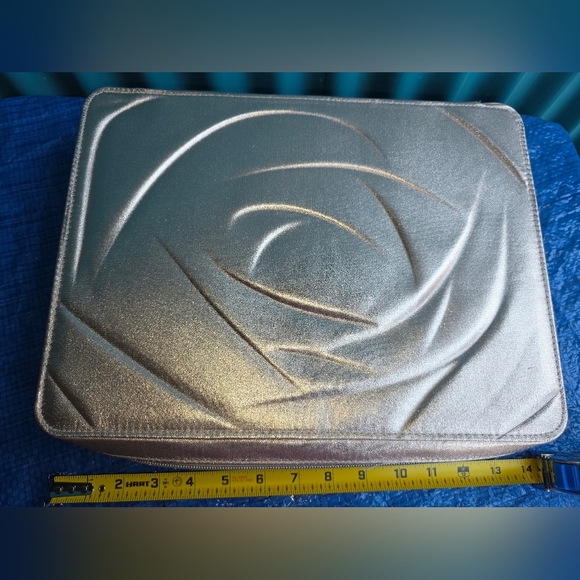 NWOT Lancome Paris Metallic Gold Women's Bag Makeup Case Zipper Travel Kit - Picture 13 of 16